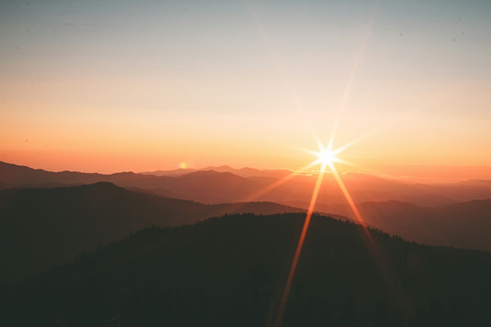 Paysage de montagne illuminé par le soleil